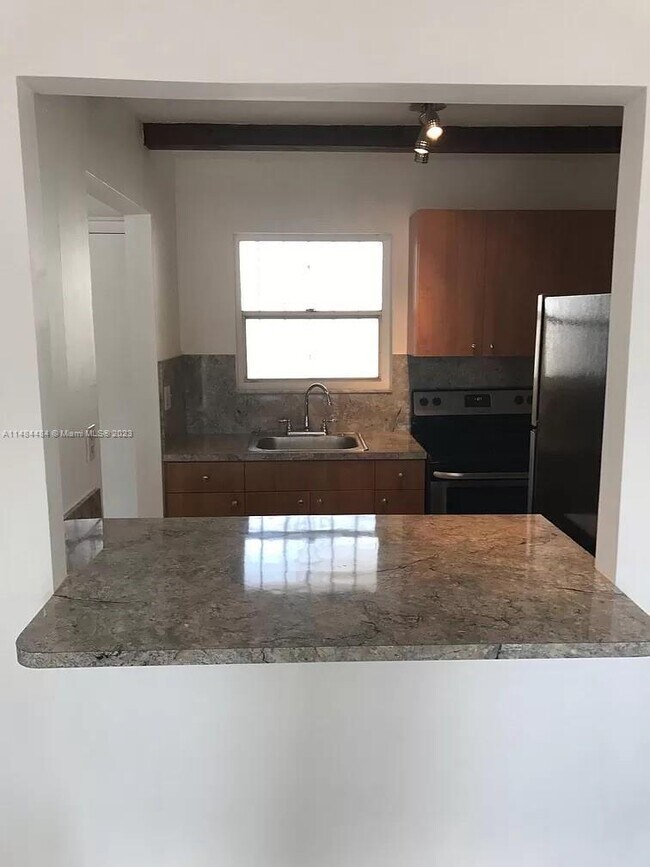 Foto del edificio - 2401 SW 10th St