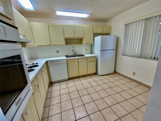 Building Photo - 417 Lakeview Dr