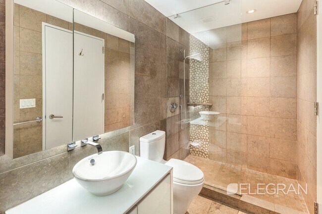 Foto del edificio - 247 W 46th St