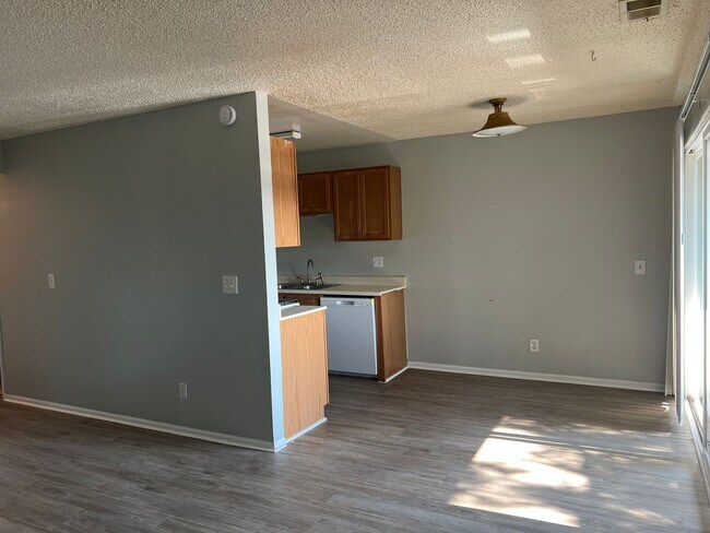 Foto del edificio - 1 Bed, 1 Bath Top Floor Condo Available in High Hollows!