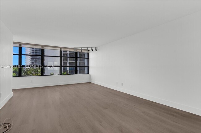 Building Photo - 1440 Brickell Bay Dr