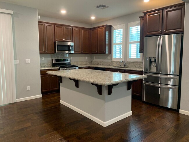 Foto del edificio - Designer Inspired 4x3 Stunning Home with Bonus Room and 2 Car Garage!