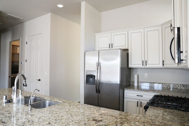 Foto del edificio - 2 Bed, 2 Bath Townhome