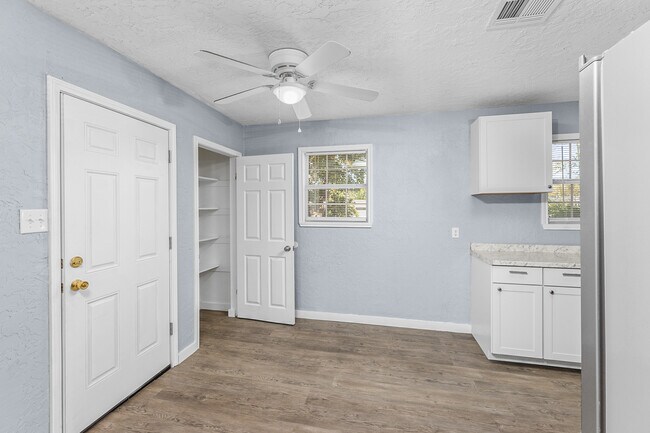 Building Photo - 910 SW 37th St