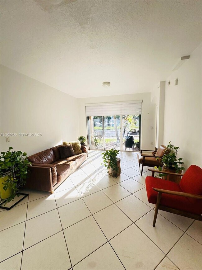 Foto del edificio - 6400 NW 114th Ave