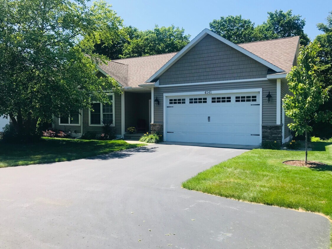 4141 Lone Pine Dr, Traverse City, MI 49685 House Rental in Traverse