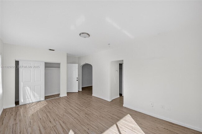 Foto del edificio - 1220 Marseille Dr