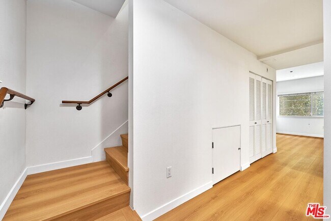 Building Photo - 2864 Sunset Pl