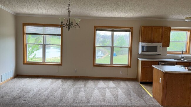 Foto del edificio - 4 bedroom home in peaceful rural setting-North Boone County