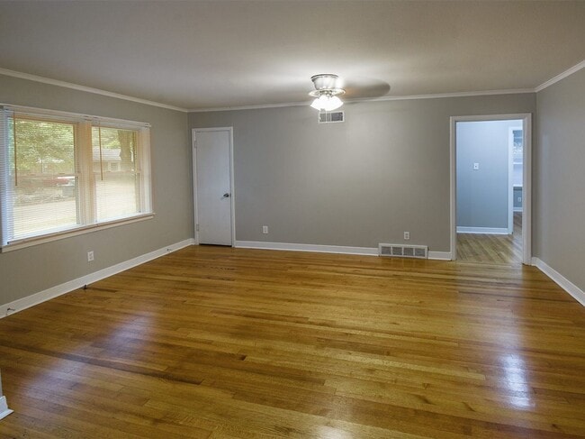 Foto del edificio - Updated 3 bed, 1.5 bath near U of M.