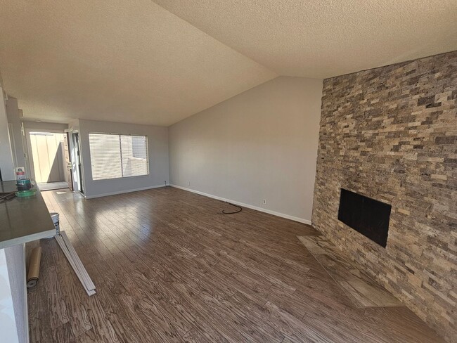 Building Photo - Updated 3 Bedroom Condo w/ Beautiful Balco...