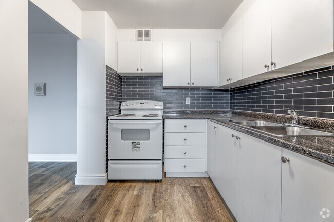 2BR, 1BA - 823 SF - Kitchen - 890 Jane St