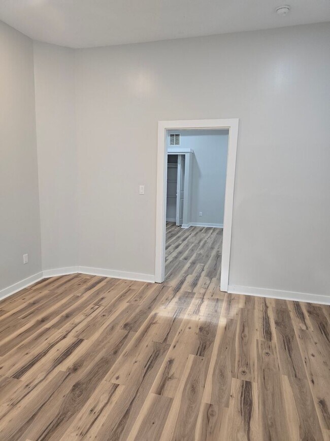 Foto del edificio - Studio Duplex located on the Westside near 10th St and White River Pkway Dr