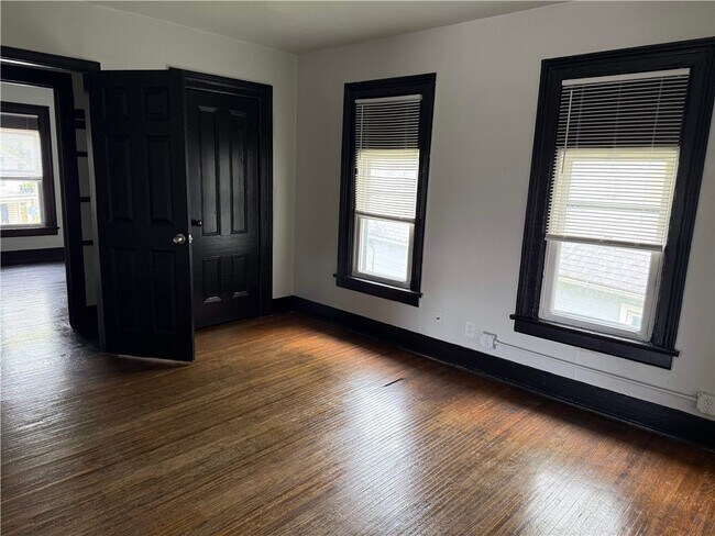 Foto del edificio - 865-869-869 Clifford Ave