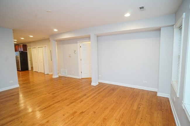 Building Photo - 2634 W Glenlake Ave
