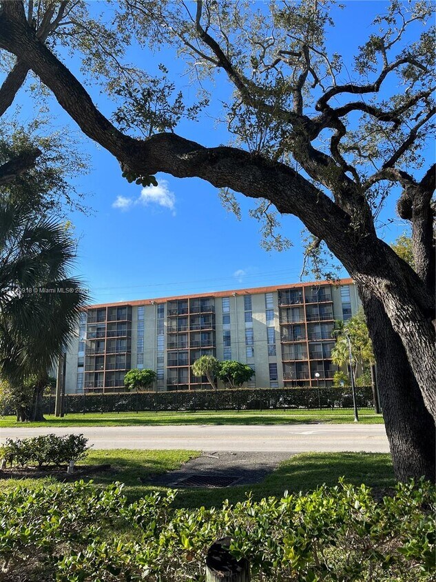 16950 W Dixie Hwy Unit 427, North Miami Beach, FL 33160 Condo for Rent in North Miami Beach