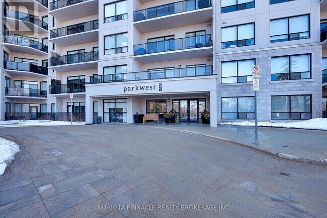 Photo du bâtiment - 1200 Commissioners Rd W