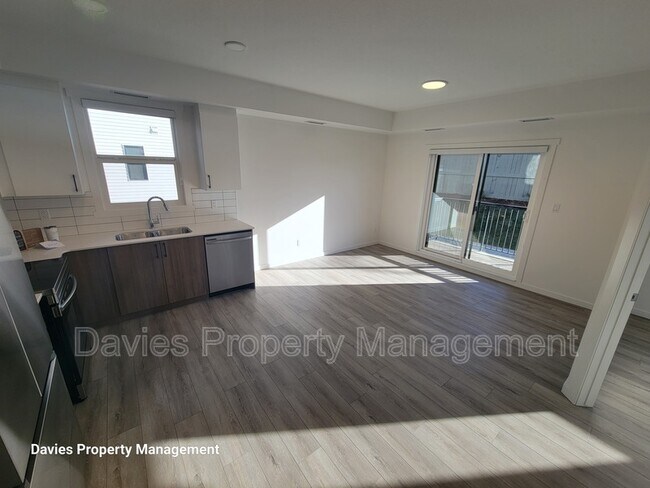 Photo du bâtiment - 9207-9228 228 St NW