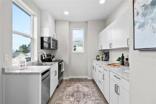 spacious kitchen with brand new appliances - 815 S Howard St