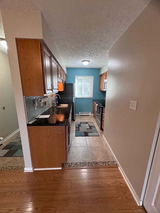 Building Photo - 3 BEDROOM CONDO WITH A 1 CAR GARAGE AND IN...