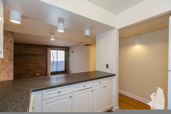 Building Photo - 2 bedroom in Chicago IL 60610