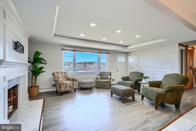 Building Photo - 520 White Oak Dr