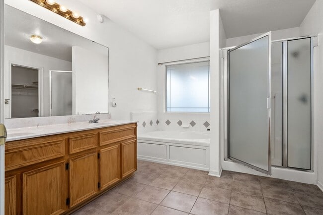 Building Photo - Spacious 4 bedroom home