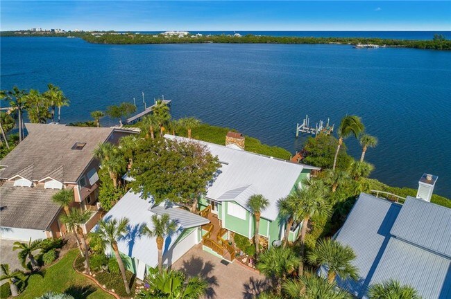 Foto del edificio - 4040 NE Joes Point Rd