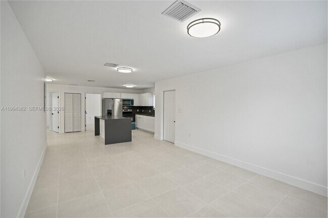 Foto del edificio - 5823 NW 30th Ave