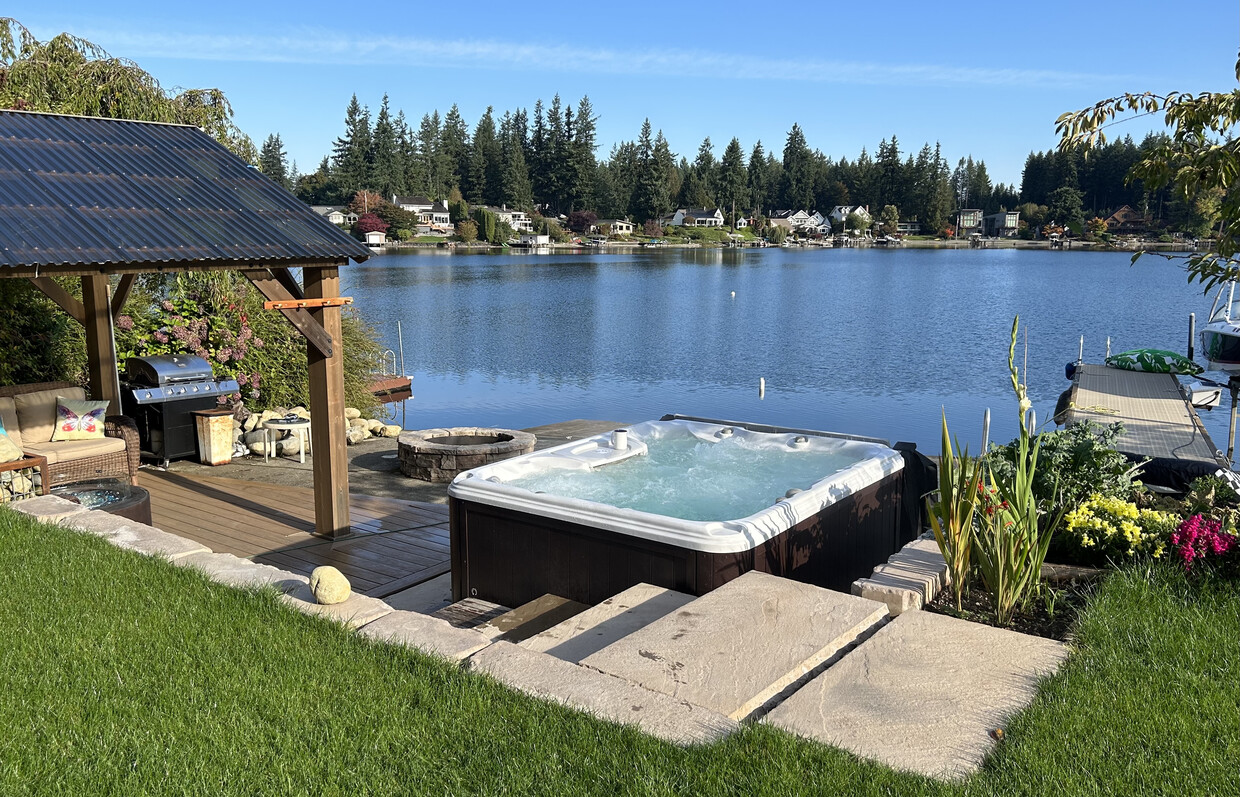 waterfront cabana, hottub, BBQ grill firepit and dock - 22438 SE 296th St