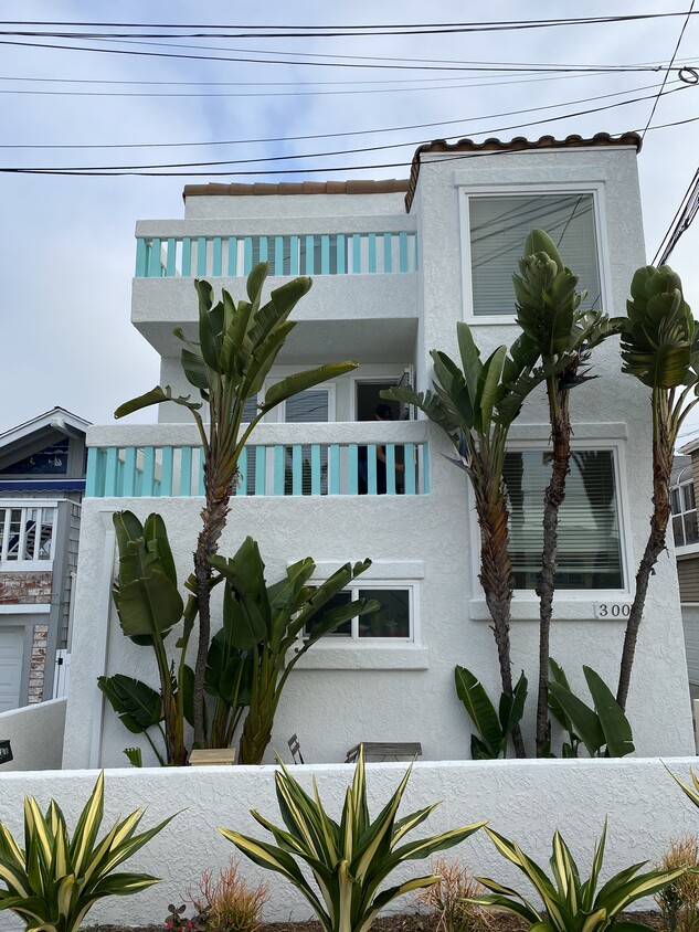 Outside picture of building - 3008 W Balboa Blvd