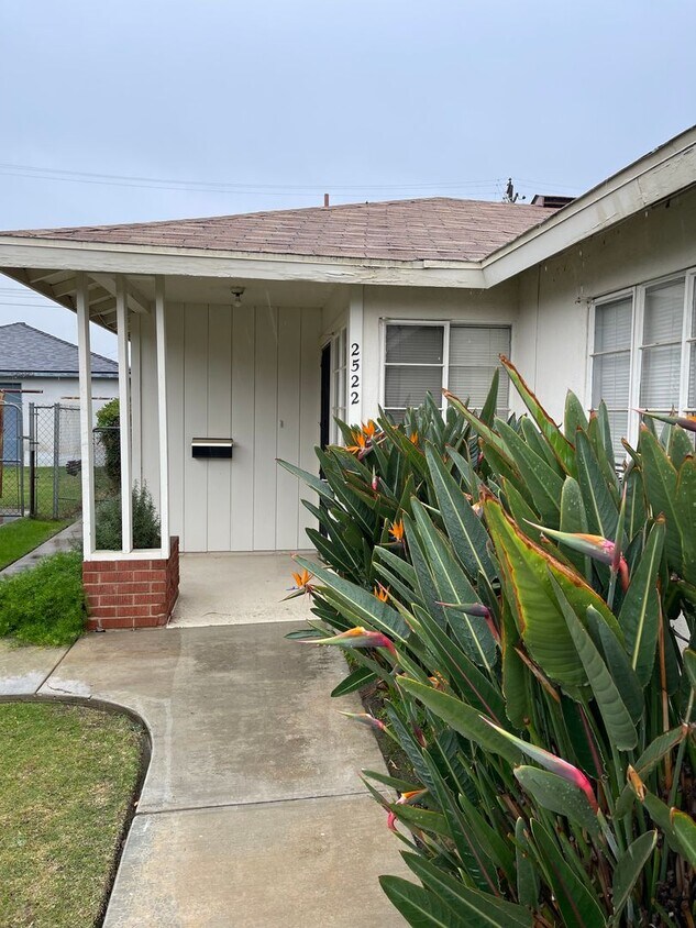 Foto principal - Charming 2-Bedroom Home