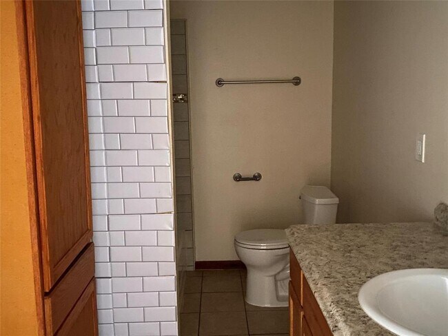 Foto del edificio - 27015 Austin - Garage Apt St