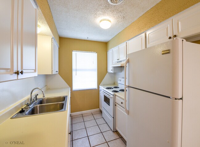 Building Photo - 102 Circle A S