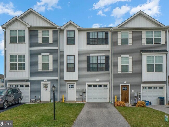 Foto del edificio - 3 Bedroom Townhome in Hanover