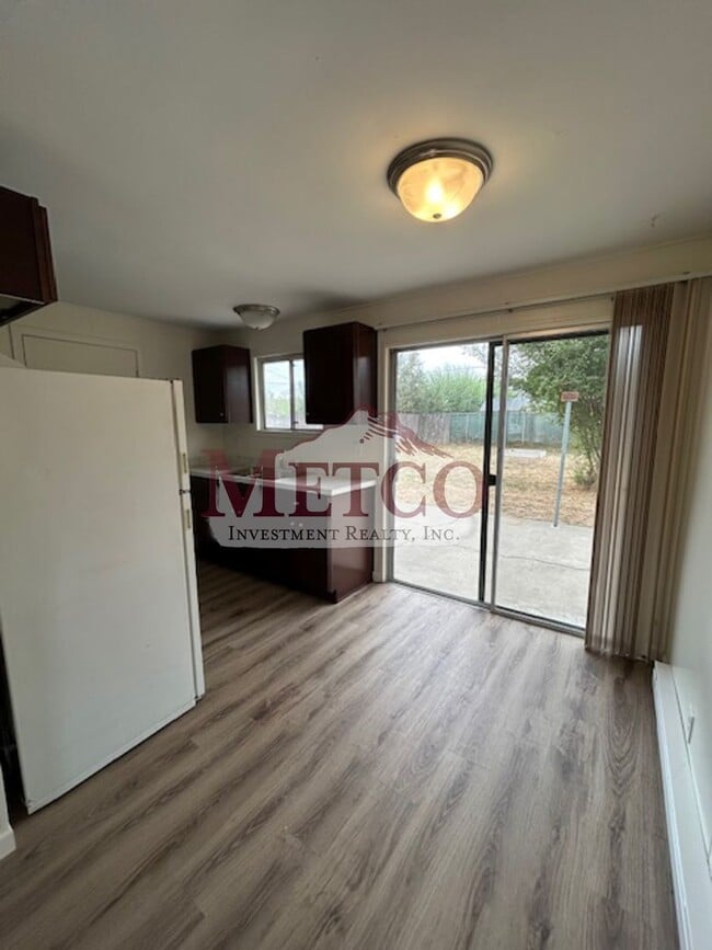 Building Photo - Darling 3 Bedroom Home in Springfield