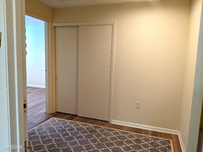 Building Photo - 1 br, 1 bath Condo - 2376 Madison Rd