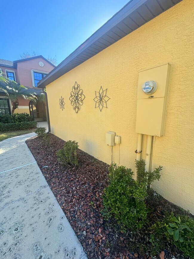 Building Photo - Welcome to this stunning 3-bedroom, 2-bathroom