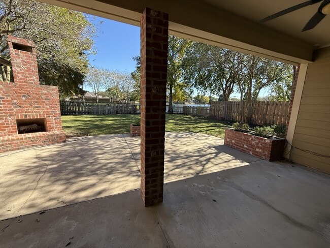 Building Photo - 103 Lakeshore Dr