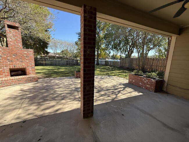 Foto del edificio - 103 Lakeshore Dr