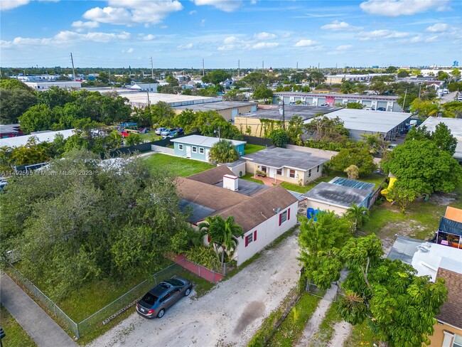 Foto del edificio - 5819 SW 26th St