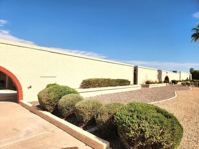 Foto del edificio - SENSATI0NAL SINGLE LEVEL CONDO 2 BEDS/2 BA...