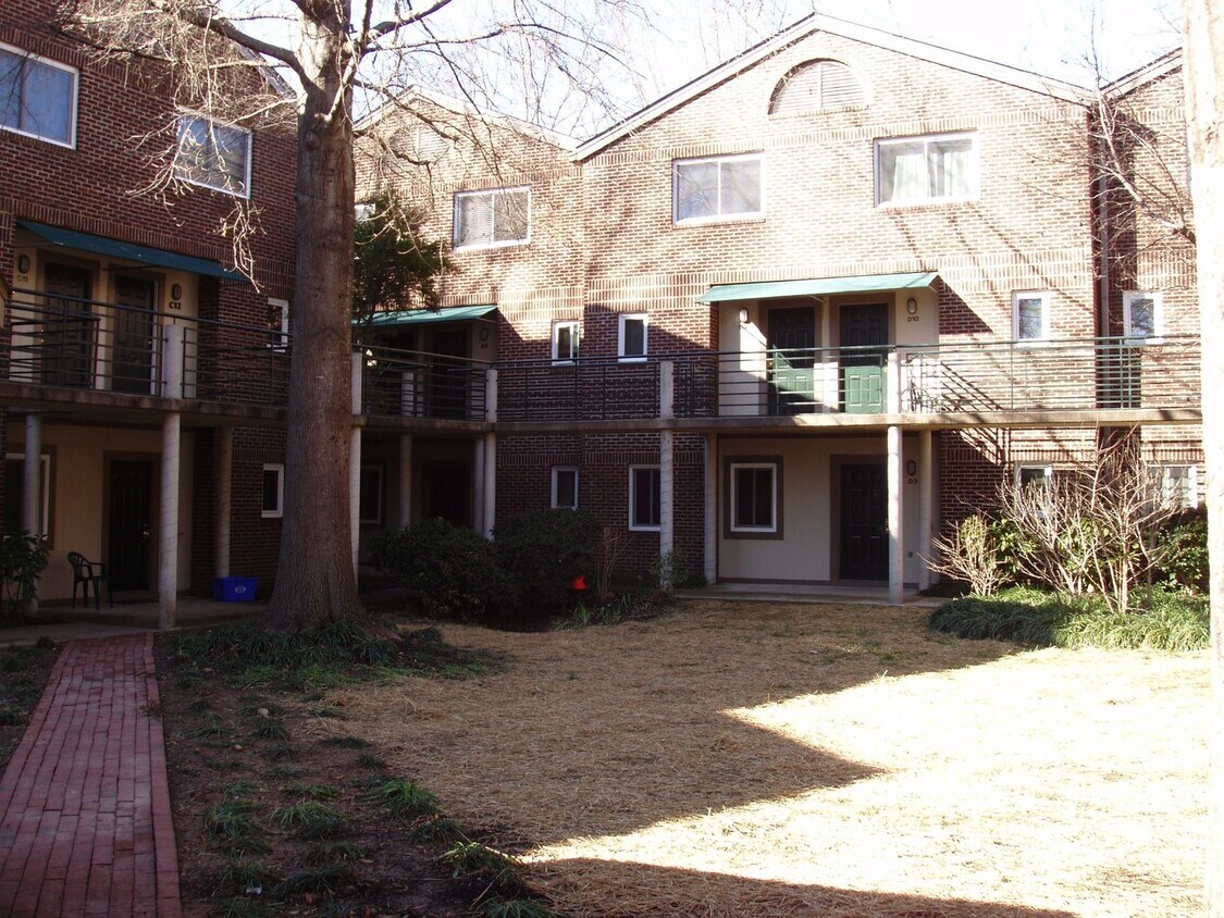Foto principal - Chapel Hill /Chancellors Square Condo
