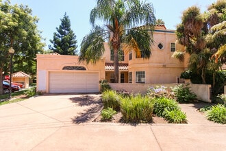 Building Photo - 807 Rebecca Privada