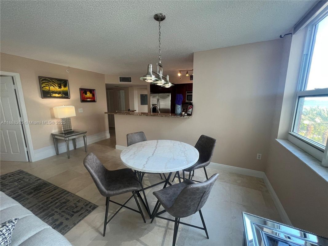 Building Photo - 1155 Brickell Bay Dr