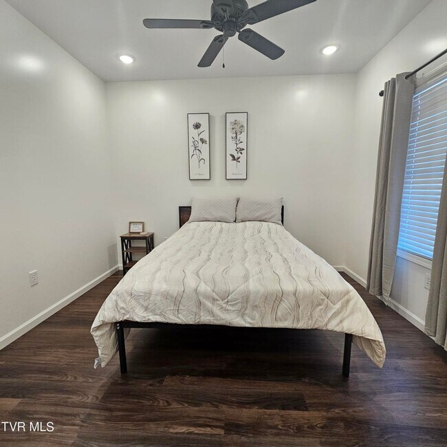 Building Photo - Modern 2-bedroom, 2 bathroom apartment convienent location