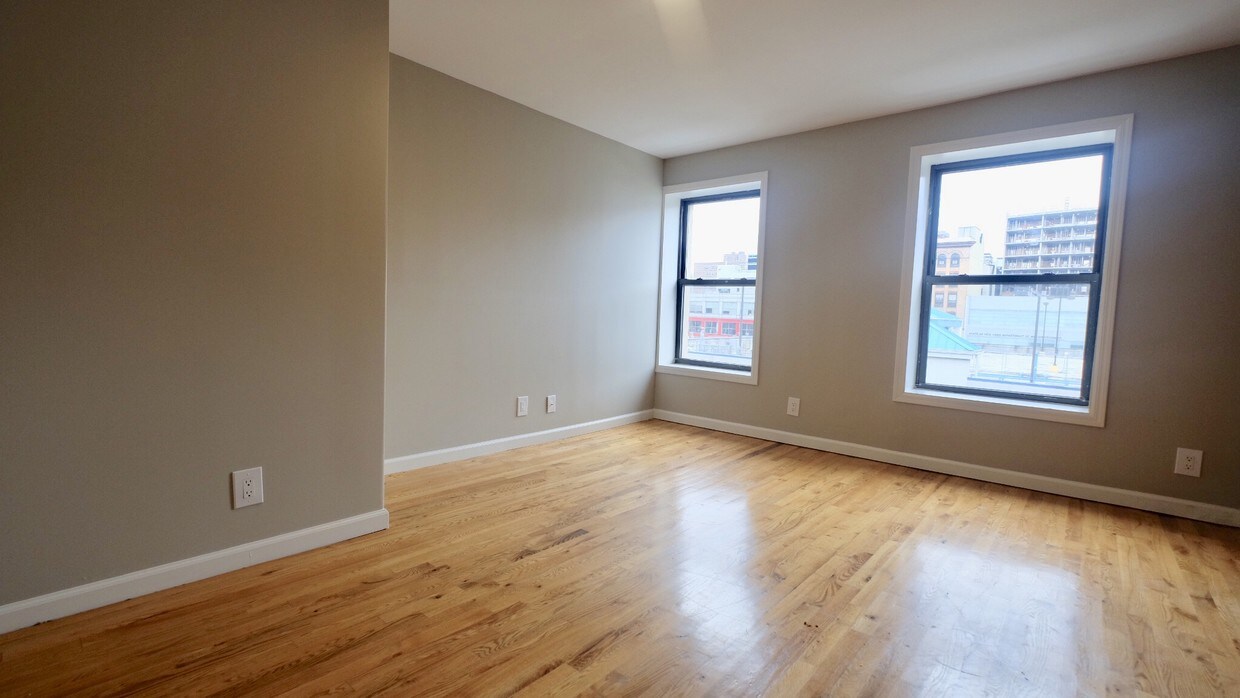 Primary Photo - 158 E 124th St