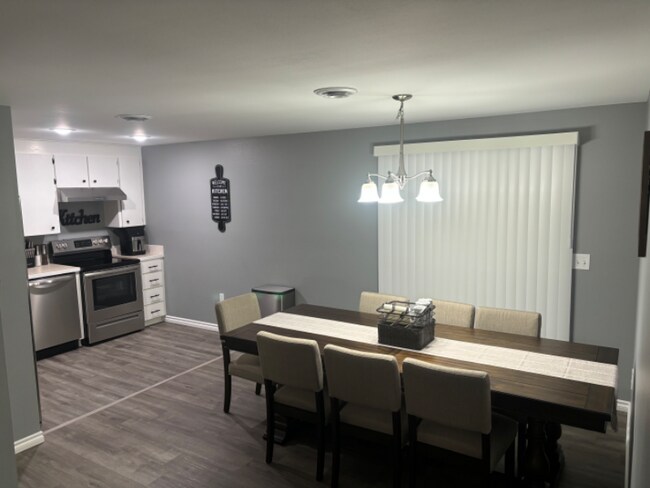 Building Photo - 1000 Merlot St