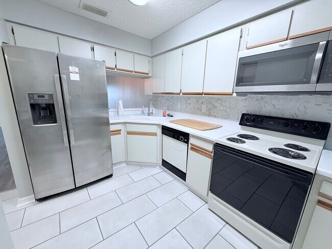 Building Photo - Beautifully Updated 2-Bedroom Condo in Prime Gulf Gate Location