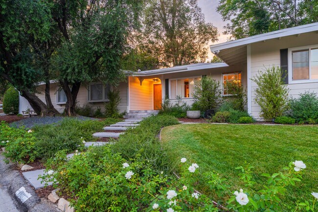 Building Photo - Beautiful Tarzana Rental!